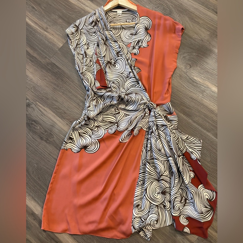 DVF Elegant Swirl Patterned Silk Dress